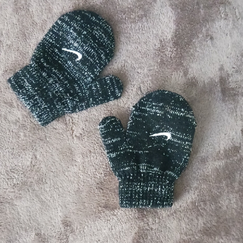 Nike Black and White Knit Mittens